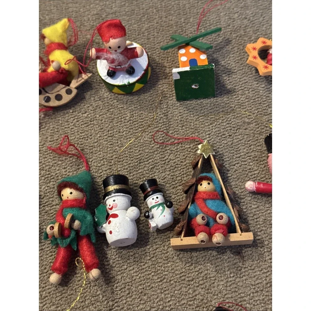 Vintage Lot of 33 Miniature Wooden Christmas Tree Holiday Ornaments (TD)